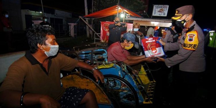 Polri dan AGII Salurkan Bansos ke Warga yang Menjalankan Isolasi Mandiri