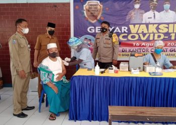 Polsek Gunungsari Laksanakan Pengamanan Kegiatan Vaksinasi Massal