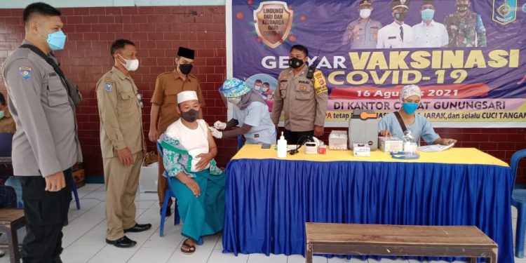 Polsek Gunungsari Laksanakan Pengamanan Kegiatan Vaksinasi Massal