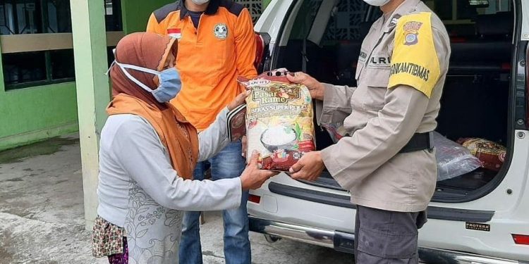 Polri dan Ikatan Pengusaha Muda Indonesia Salurkan Ribuan Paket Bansos untuk UMKM