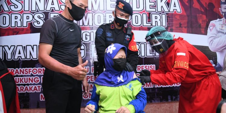 Korps Brimob Polri Suntik Vaksin ke Anak Berkebutuhan Khusus