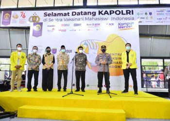 Telusuri Sentra Vaksin di UI, Kapolri Basmikan Perbedaan Bersatu Lawan Covid-19