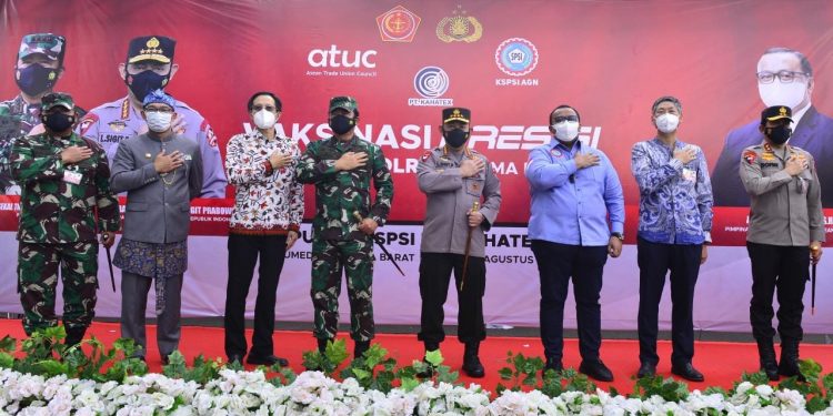 Tinjau Vaksinasi Massal KSPSI di Sumedang, Kapolri: Kesehatan Buruh Terjaga Ekonomi Bertumbuh