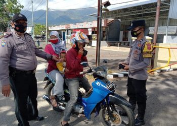 Perketat Penyebaran Covid-19, Polisi Terus HimbauProkes Serta Berikan Masker Dimasa PPKM