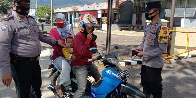 Perketat Penyebaran Covid-19, Polisi Terus HimbauProkes Serta Berikan Masker Dimasa PPKM
