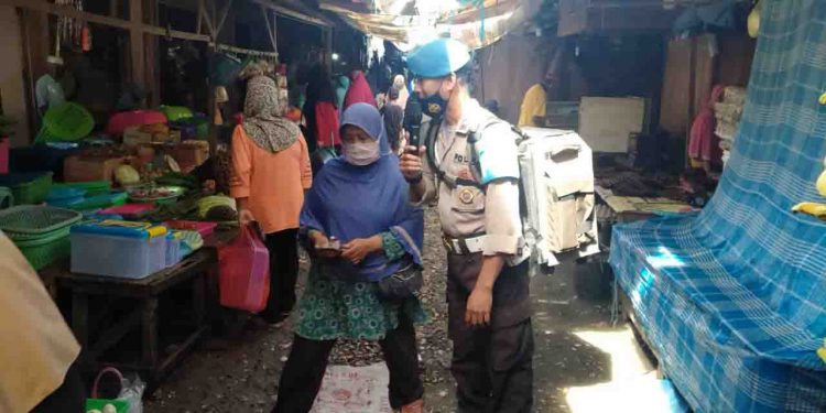 Personel Polsek Batui Arahkan Vaksinasi Covid-19 Kepada Masyarakat