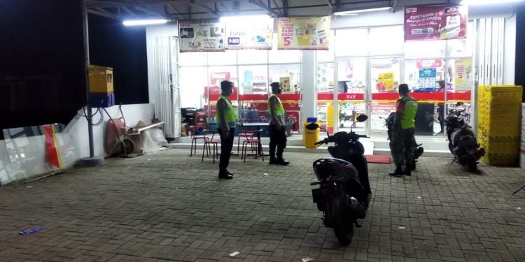 Ka Spk Polsek Paron Pimpin Patroli Gabungan TNI Polri Pantau Setiap Wilayah Selama PPKM Darurat Berbasis Mikro.