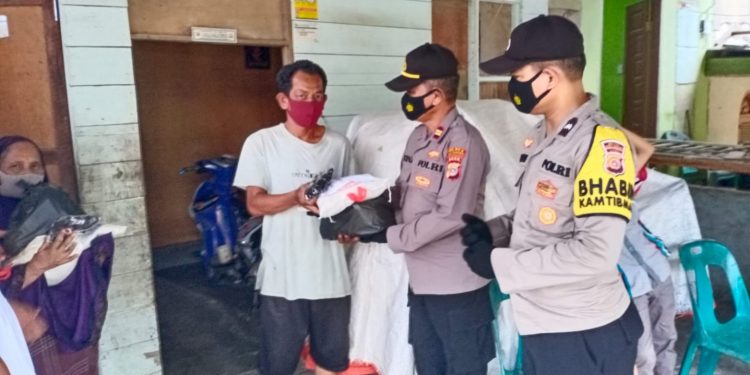 Tingkatkan Rasa Kepedulian, Polsek Kualasimpang Bagikan Sembako Untuk Warga