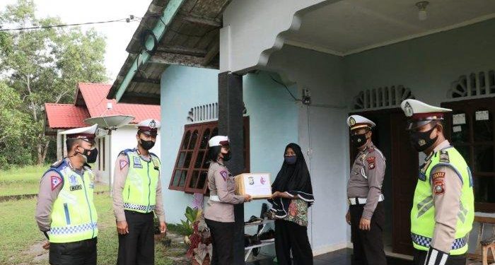 Menjelang HUT Lalu Lintas, Polres Lingga Salurkan Sembako ke Warga Kurang Mampu