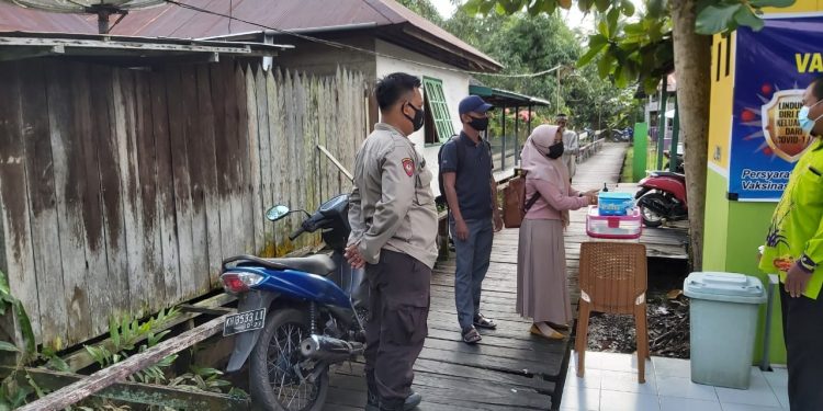 Polri Himbau Warga Desa Bapinang Sebelum Di Vaksinasi