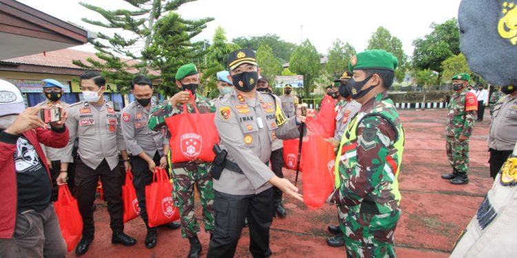 Kapolres Sinjai Bagikan Ribuan Paket Sembako Baksos Polri Peduli Covid-19