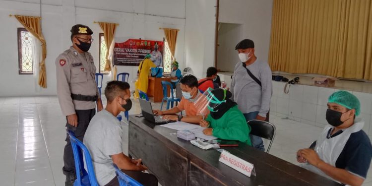 Tekan Percepatan Herd Immunity Bhabinkamtibmas Desa Jimbe Kec. Kademangan Laksanakan Giat Monitoring dan Pengamanan Pelaksanaan Vaksinasi Covid-19