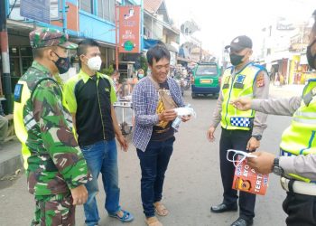 Polisi Berikan Sanksi Push-Up Kepada Warga yang Tidak Patuh Prokes
