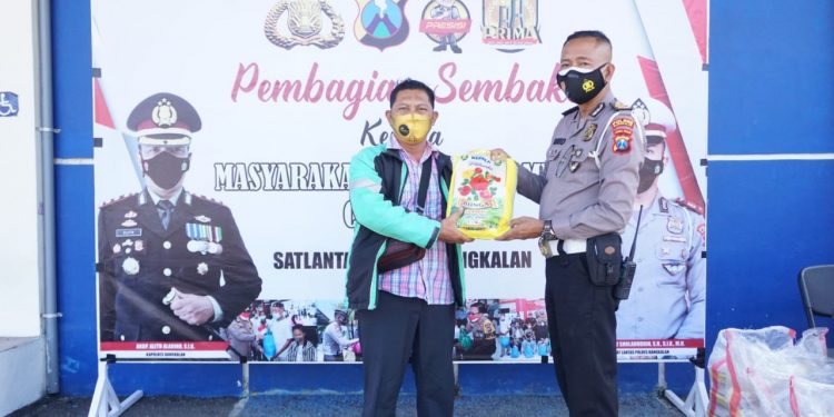 Satlantas Polres Bangkalan membagikan sembako kepada 90 Ojek online