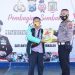 Satlantas Polres Bangkalan membagikan sembako kepada 90 Ojek online