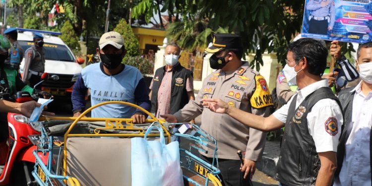 Polres Kediri Kota Dengan HDCI Kediri Raya, Bagikan Bansos dan Puluhan Ribu Masker