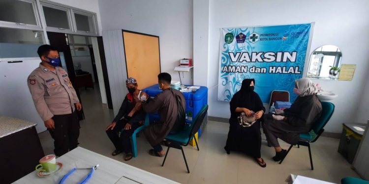 Gencarkan Percepatan Vaksinasi, Polres Kukar Gerai Vaksin Presisi di Puskesmas Kota Bangun
