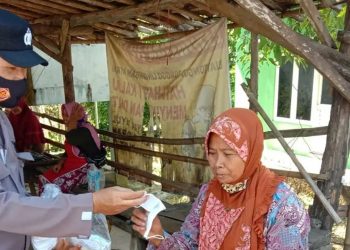 Dorong Masyarakat Taat Prokes, Polsek Klambu Grobogan Bagikan Masker Gratis Di Pasar