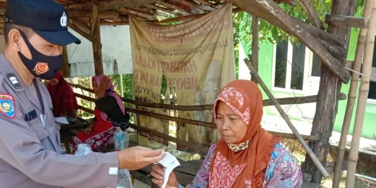 Dorong Masyarakat Taat Prokes, Polsek Klambu Grobogan Bagikan Masker Gratis Di Pasar