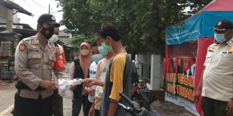 Ini Dia CaraPolres Kep Seribu Cegah Sebaran Covid-19, Dengan Himbau Prokes dan Bagikan 1.500 Masker ke Warga