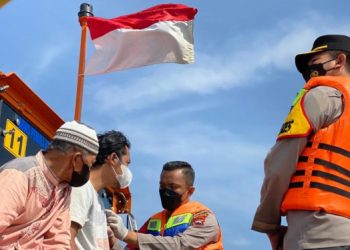 Polisi Patroli Vaksinasi di Danau Rawa Pening, Temukan Ratusan Nelayan Belum Vaksin