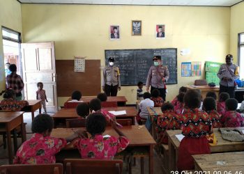 SI IPAR Binmas Noken Deiyai Cairkan Suasana Belajar Adik-Adik SD YPPK Santo Mikael Waghete