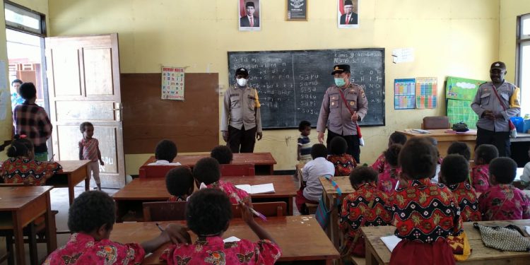 SI IPAR Binmas Noken Deiyai Cairkan Suasana Belajar Adik-Adik SD YPPK Santo Mikael Waghete