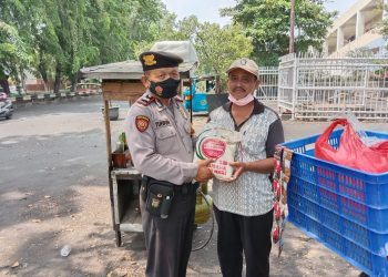 POLSEK KELAPA GADING MEMBAGIKAN BANSOS BERUPA PAKET SEMBAKO