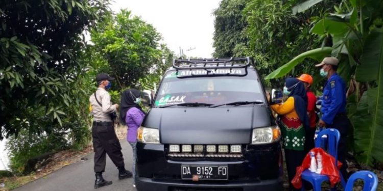 Cek Dan Pantau Pemakain Masker Bagi Pengguna Jalan Oleh Anggota Polsek Babirik