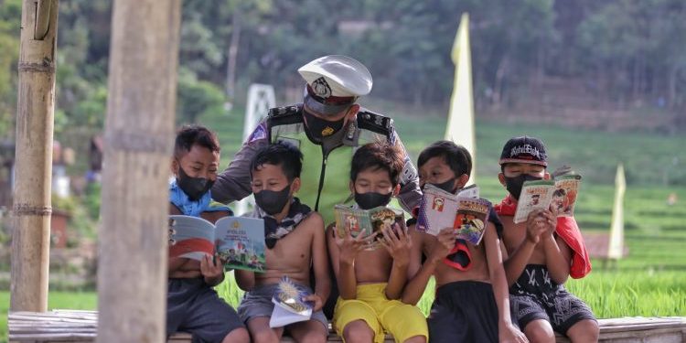 Aiptu Eriyantono Berikan Pendidikan ke Anak-anak Desa dengan Mobil Cerdas