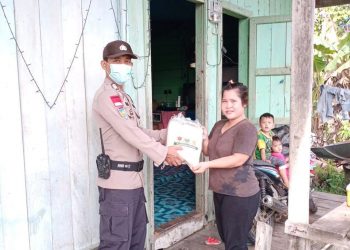 Polres Malinau Berikan Bansos Secara Door To Door