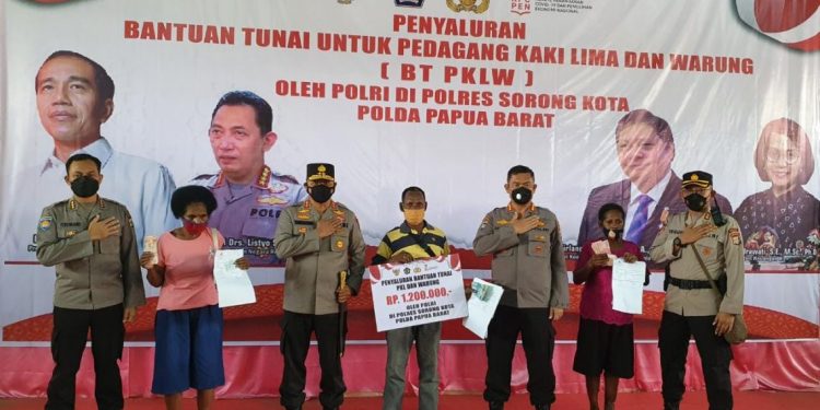 Kapolda Papua Barat Serahkan 1,2 Juta BT PKLW Di Kota Sorong