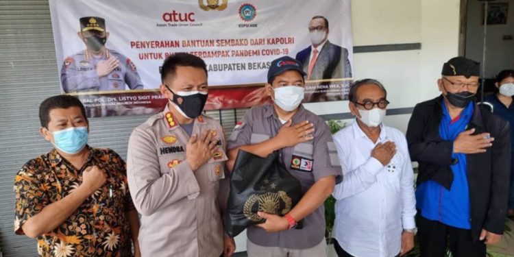 Polri Salurkan 10.000 Paket Sembako untuk Buruh