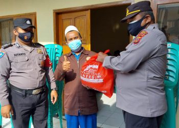 Masyarakat Bandung Menerima Bansos Akabri Angkatan 1996