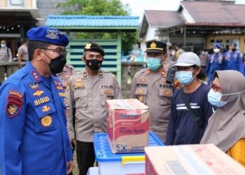 Kapolda Kalbar Berikan Bantuan Kepada Warga Terdampak Banjir di Kabupaten Sintang