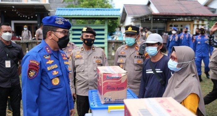 Kapolda Kalbar Berikan Bantuan Kepada Warga Terdampak Banjir di Kabupaten Sintang