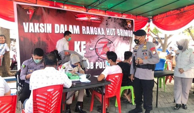 Menuju Hari Korps Brimob Polri ke 76, Brimobda Malut Gerai Vaksinasi Gratis dan Baksos