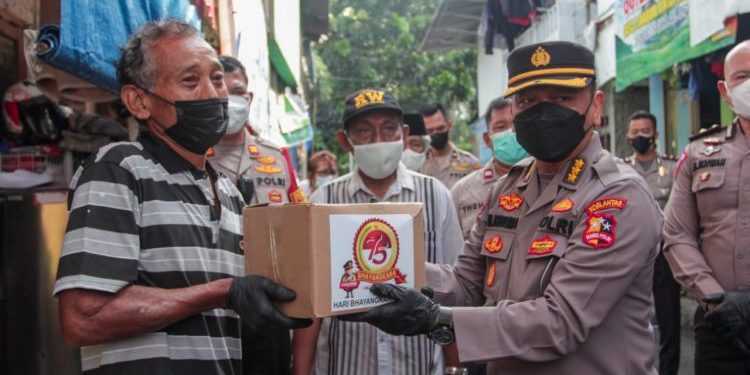 Polri dan Aksi Salurkan Bansos 2