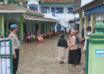 Polsek Kemiri Amankan Pelaksanaan Vaksinasi Pelajar Tahap I di SD Muhamadiyah Kemiri