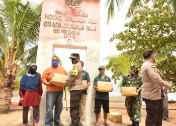 Kapolda Kepri Berikan Bantuan Sosial ke Warga Pulau Terluar