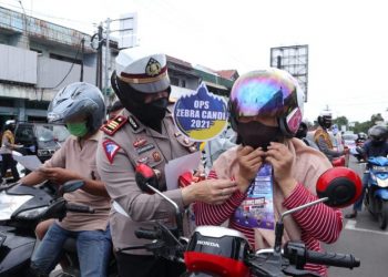 Satlantas Polres Pekalongan Kota bagikan Stiker himbauan Operasi Zebra Candi 2021