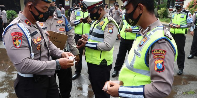 Propam Polres Pasuruan Kota Laksanakan Technical Inspection Kepada Personel Untuk Pastikan Disiplin Tinggi.