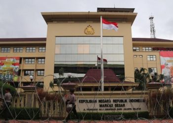 Dari NTB Hingga Kalbar, Kapolri Mutasi 7 KapoldaDari NTB Hingga Kalbar, Kapolri Mutasi 7 Kapolda