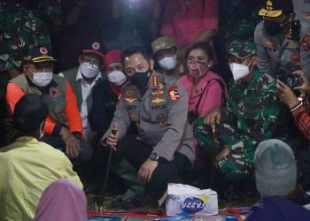 Pantau Korban Erupsi Gunung Semeru di Pengungsian, Kapolri: Semua Tertangani dengan Baik 