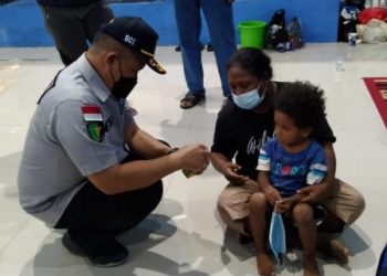 Polda Papua beri pelayanan kesehatan bagi korban banjir papua