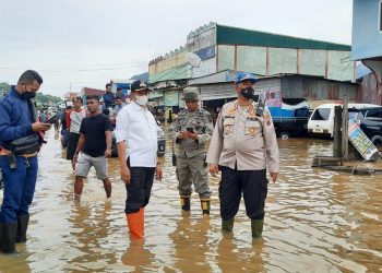 TNI-Polri Bantu Evakuasi Korban Bencana Banjir di Papua