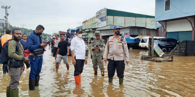 TNI-Polri Bantu Evakuasi Korban Bencana Banjir di Papua
