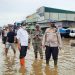 TNI-Polri Bantu Evakuasi Korban Bencana Banjir di Papua