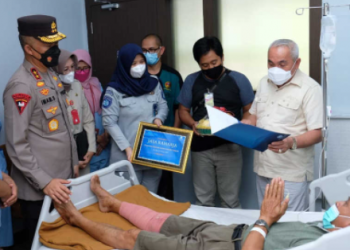 Kapolda Kaltim Jenguk Korban Kecelakaan Maut di Balikpapan