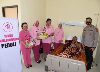 Bhayangkari Papua Berikan Tali Asih Kepada Warga Terdampak Bencana